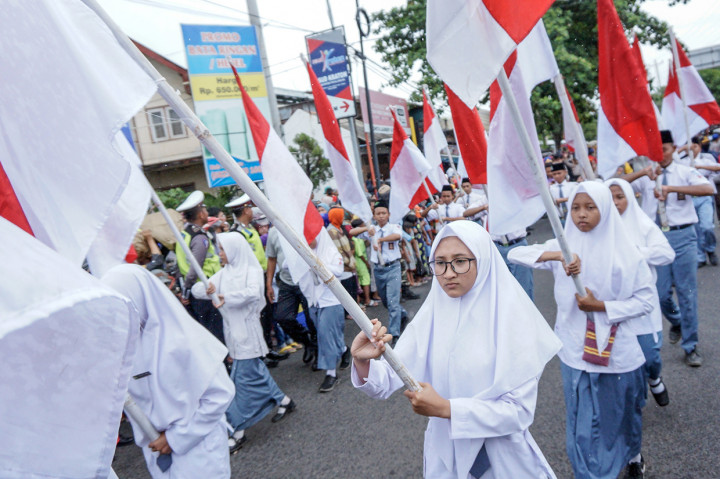 Sejumlah peserta mengikuti kirab Pajang Jimat saat peringatan Maulid Nabi dalam rangkaian kegiatan Kanzus Sholawat di Pekalongan, Jawa Tengah.

