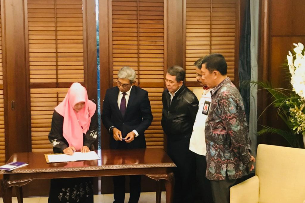 Wakil  Menteri Luar Negeri AM Fachir menyerahkan Usman kepada wakil keluarga yang didatangkan dari Polewali, Mandar, Sulawesi Barat. Kepulangan Usman ke tanah air didampingi langsung oleh Duta Besar RI Manila, Sonny Sarundajang.