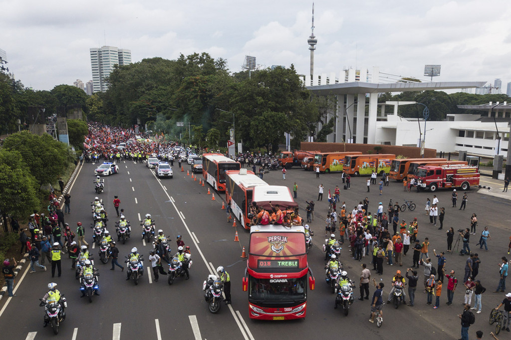 Para pemain Persija naik ke bus tingkat dengan atap terbuka, sedangkan massa The Jak mania mengikuti di belakang dengan mengendarai mobil pribadi dan sepeda motor. Antara Foto/Sigid Kurniawan