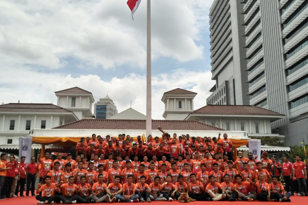 Massa pawai Persija Juara tiba di Balai Kota. Rombongan itu disambut Gubernur DKI Jakarta Anies Baswedan. Medcom.id/Nur Azizah