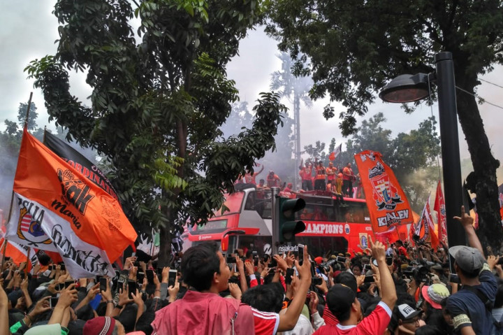 Diperkirakan, ada 150.000 anggota Jakmania yang mengikuti pawai dan menuju Balaikota menggunakan sepeda motor, mobil, dan bus. Medcom.id/Nur Azizah
