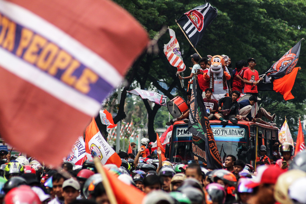 Diperkirakan, ada 150.000 anggota Jakmania yang mengikuti pawai dan menuju Balaikota menggunakan sepeda motor, mobil, dan bus. Antara Foto/Rivan Awal Lingga