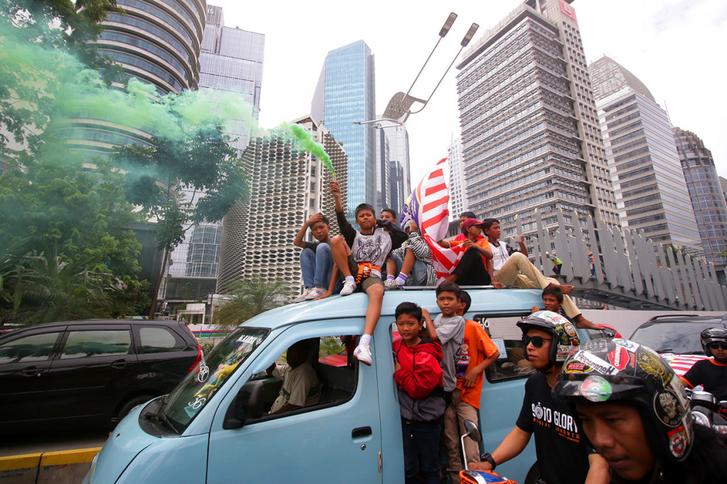 Suasana parade perayaan Persija Jakarta menjuarai Liga 1 di Jakarta. Parade mengambil rute dari Plaza Barat Stadion Utama Gelora Bung Karno menuju Balai Kota. Antara Foto/Rivan Awal Lingga