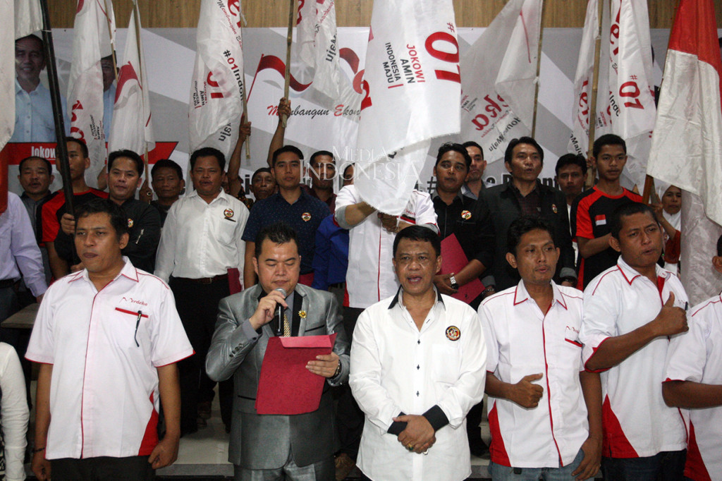 Mantan Kapolda Jabar Irjen Pol (Purn) Anton Charliyan (tengah depan) sebagai Pembina Relawan Merdeka, bersama Ketua Relawan Merdeka Saut SP Simatupang (kedua kiri depan) saat deklarasi di Citeureup, Jawa Barat
