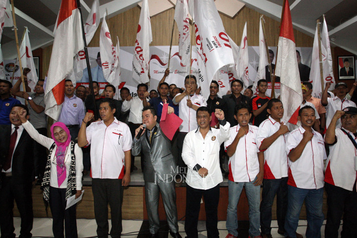 Mantan Kapolda Jabar Irjen Pol (Purn) Anton Charliyan (tengah depan) sebagai Pembina Relawan Merdeka, bersama Ketua Relawan Merdeka Saut SP Simatupang (kedua kiri depan) saat deklarasi di Citeureup, Jawa Barat.