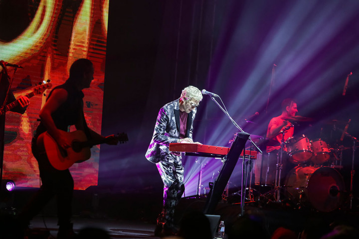 Group band Michael Learns To Rock (MLTR) beraksi di depan ribuan penonton saat menggelar konser di Batam, Kepulauan Riau, Sabtu, 15 Desember 2018 malam. 