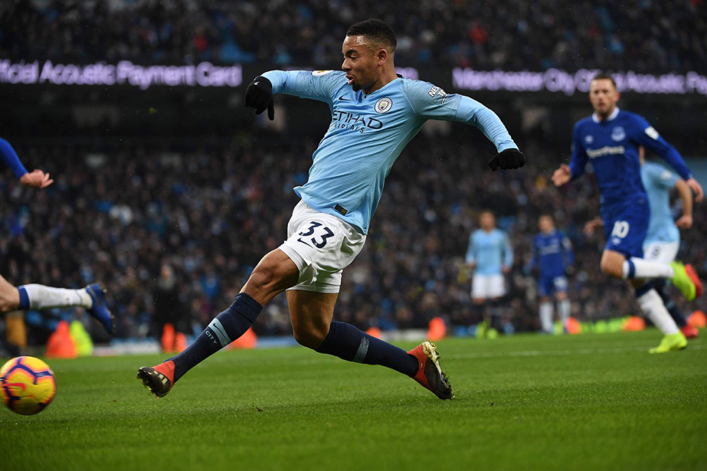 Gabriel Jesus membuka keunggulan tuan rumah pada menit ke-22, menyambut umpan matang Leroy Sane untuk mengecoh kiper Jordan Pickford yang meninggalkan sarangnya.