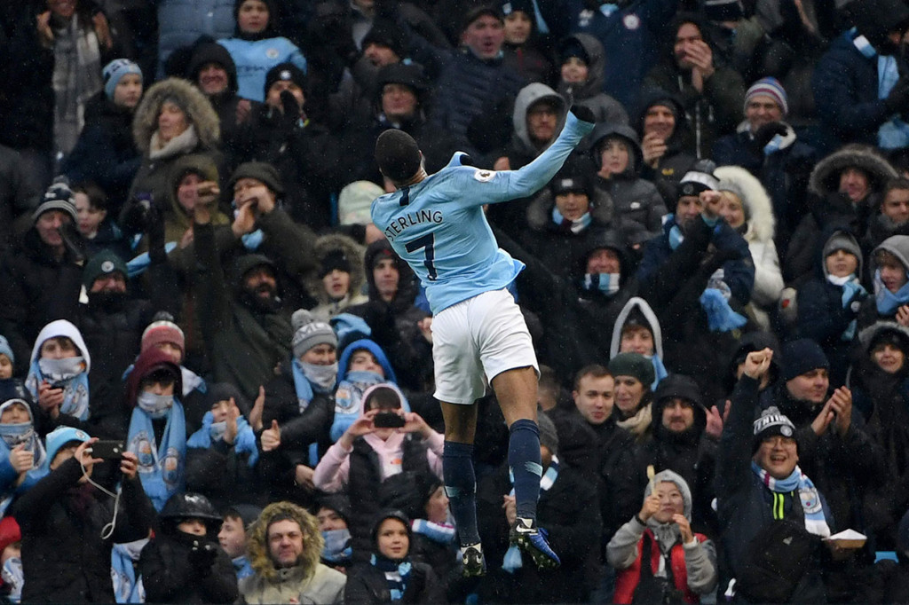 Sterling melakukan selebrasi di hadapan para pendukungnya.