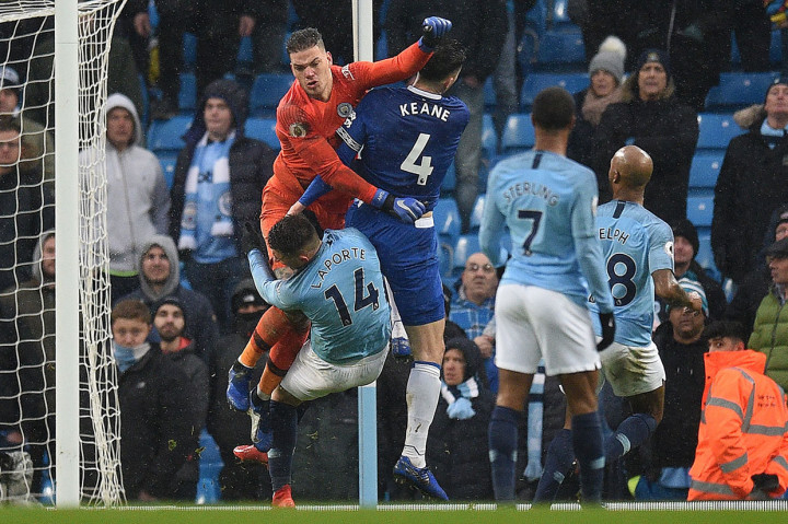 Di menit-menit akhir pertandingan terjadi tabrakan antara kiper City Ederson dengan pemain belakang Everton Michael Keane dan pemain belakang City Aymeric Laporte.