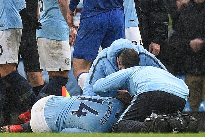 Laporte kemudian mendapat perawatan dari tim medis. 