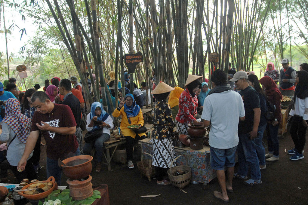 Selain berisi berbagai macam jajanan, pasar tersebut juga menawarkan daya tarik keindahan alam pedesaan, kuliner tradisional dan nuansa 'tempo doeloe'. Pedagang wanita berpakaian kebaya dengan caping di kepala sedangkan pedagang pria mengenakan Sorjan dan ikat kepala batik dengan tempat berjualan berupa Lincak atau meja bambu.
