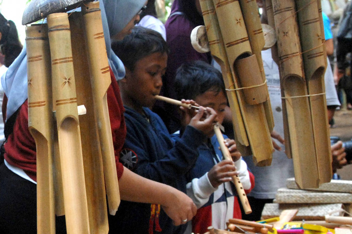 Ada juga dijual aneka kerajinan dan mainan tradisional.