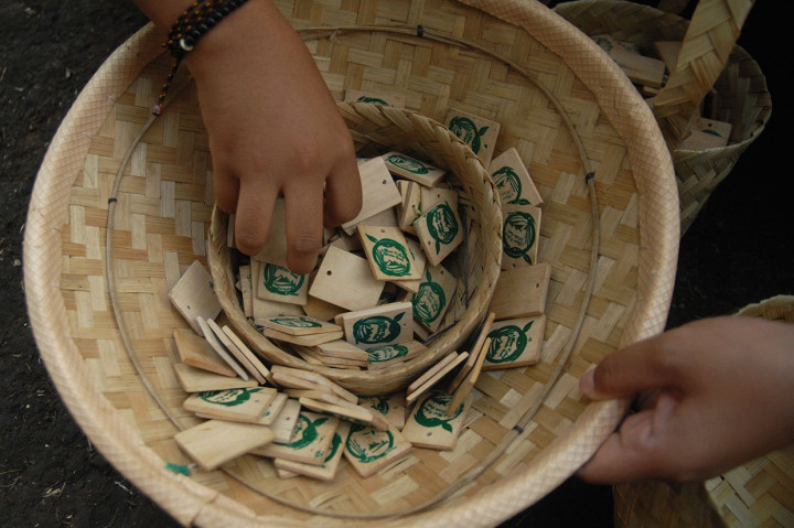 Yang lebih unik dan menarik yaitu transaksi di pasar tersebut menggunakan mata uang Benggol (koin terbuat dari kayu) yang setiap kepingnya bernilai Rp2.000. Sebelum memasuki pasar pengunjung bisa menukarkan uang rupiah menjadi Benggol di loket yang telah disediakan pengelola.