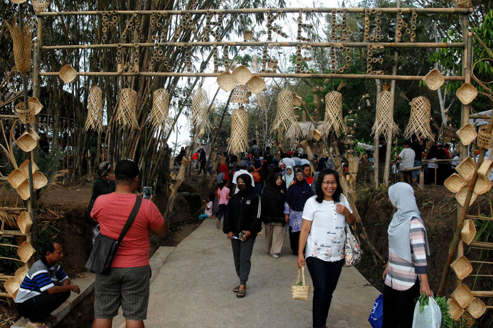 Sepanjang jalan menuju pasar, pengunjung disuguhi pemandangan hamparan persawahan hijau di kanan kiri jalan serta lorong bambu yang unik dengan sejumlah spot foto yang instagramable.