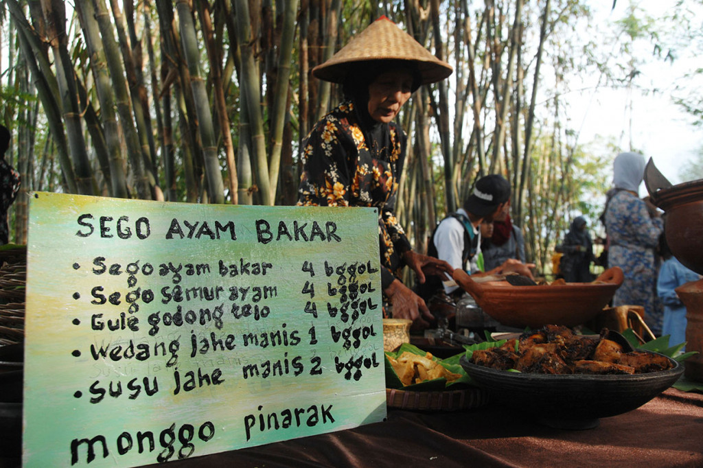 Pasar yang mengangkat kearifan lokal tersebut digagas oleh pemuda setempat dengan tema yang kreatif dan penuh inovasi untuk melihat peluang pasar yang besar. Terbukti dengan banyaknya pengunjung yang datang dari berbagai daerah yang mencapai ribuan orang setiap kali pasar ini buka.