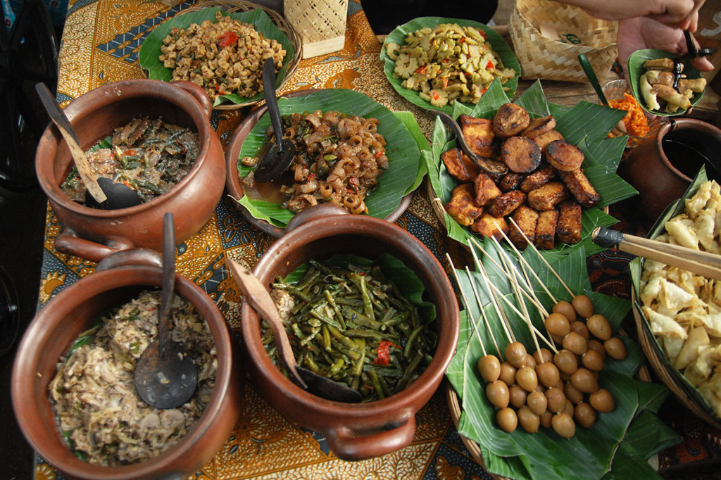 Makanan tradisional khas Magelangan yang tersedia seperti tempe-tahu Bacem, tahu kupat, nasi jagung, pepes ikan kali, dawet dan lain-lain.