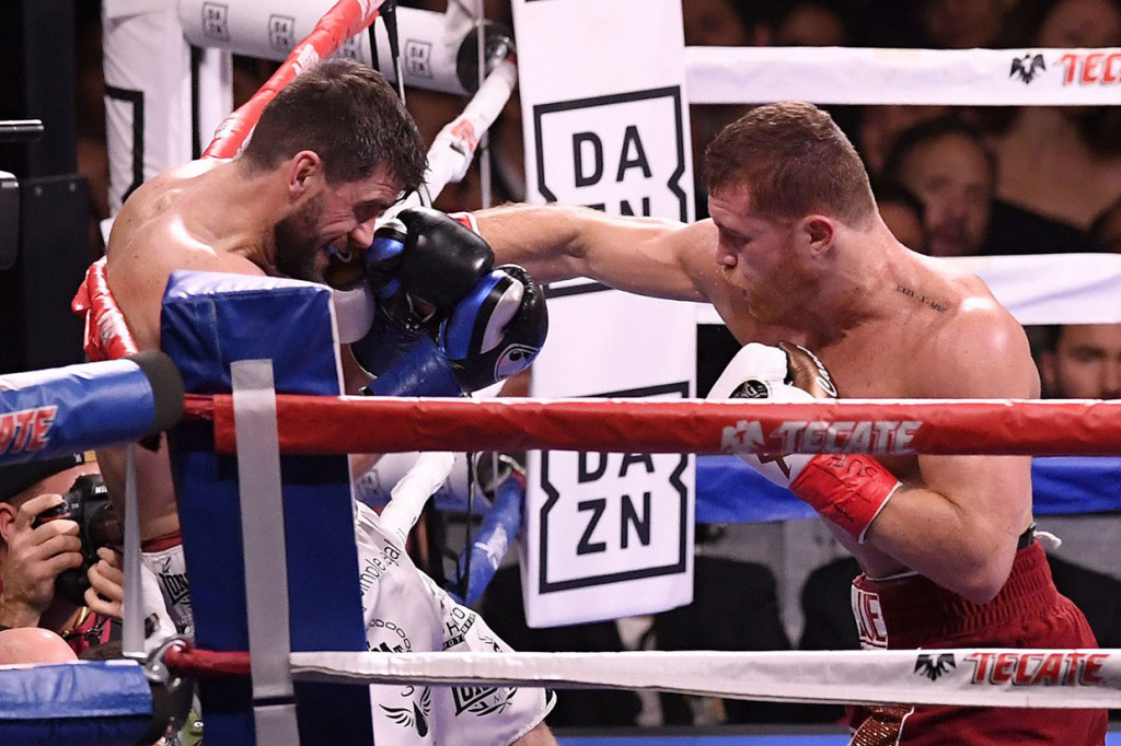 Meski sebagai penantang, Canelo Alvarez lebih dijagokan dan terus berinisiatif melakukan pukulan ke arah Rocky Fielding.