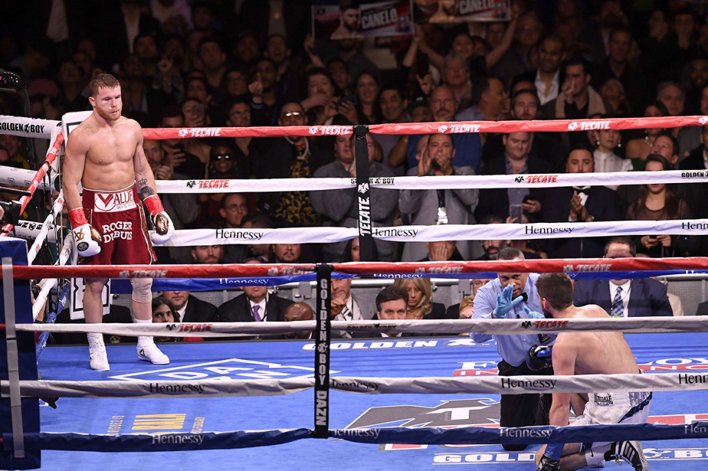 Alvarez memukul jatuh Fielding di ronde pertama.