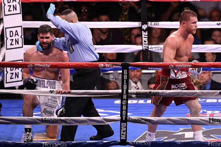 Wasit akhirnya menghentikan laga pada ronde ketiga.