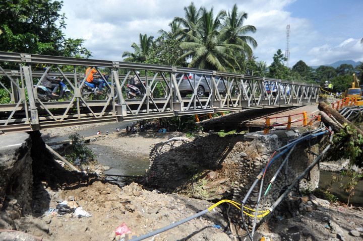 Kendaraan melintas bergantian di atas jembatan panel sementara yang menghubungkan Kota Padang dengan Bukittinggi di Batang Kalu, Kayutanam, Padang Pariaman, Sumatera Barat, Minggu, 16 Desember 2018. 