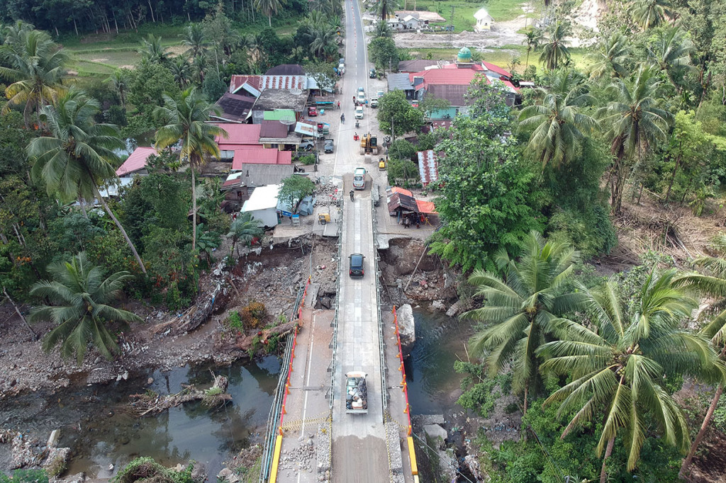 Jembatan darurat itu sudah bisa digunakan pascaambruknya jembatan utama akibat luapan sungai, namun arus kendaraan menggunakan sistem buka tutup untuk dua jalur bergantian. 