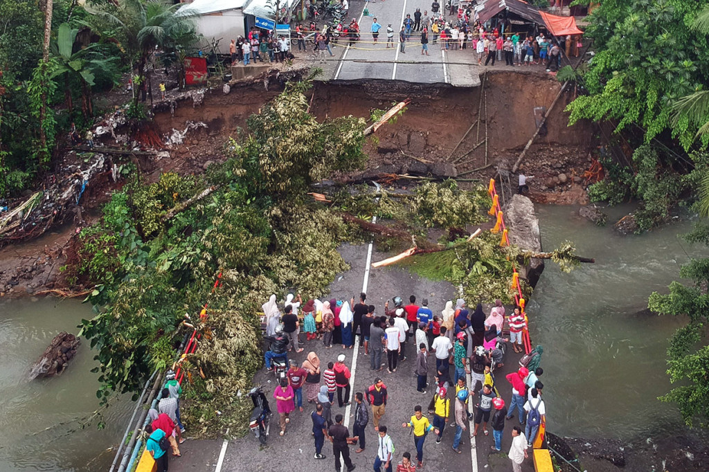 Sebelumnya, jembatan yang menghubungkan Kota Padang dengan Bukittinggi tersebut roboh pada Senin, 10 Desember 2018 malam akibat luapan sungai.