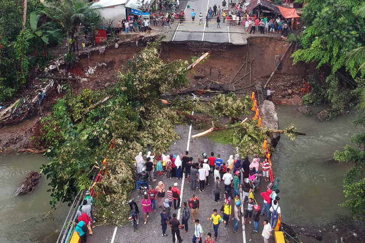 Sebelumnya, jembatan yang menghubungkan Kota Padang dengan Bukittinggi tersebut roboh pada Senin, 10 Desember 2018 malam akibat luapan sungai.