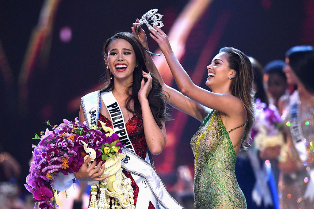 Ekspresi kegembiraan Miss Filipina Catrina Gray saat disematkan mahkota Miss Universe 2018 oleh Miss Universe 2017, Demi-Leigh Nel-Peters.