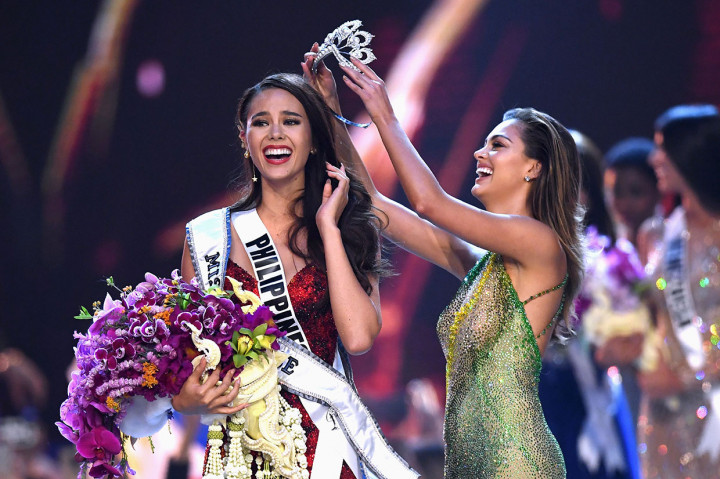 Ekspresi kegembiraan Miss Filipina Catrina Gray saat disematkan mahkota Miss Universe 2018 oleh Miss Universe 2017, Demi-Leigh Nel-Peters.