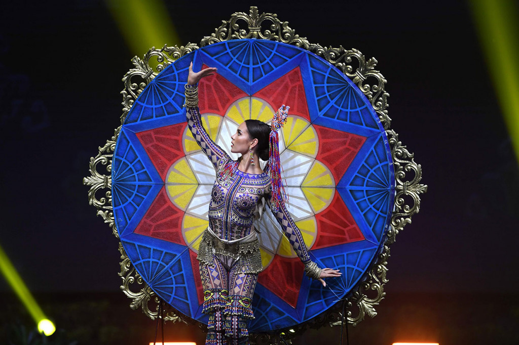 Penampilan Catrina Gray saat penjurian kostum nasional Miss Universe 2018.