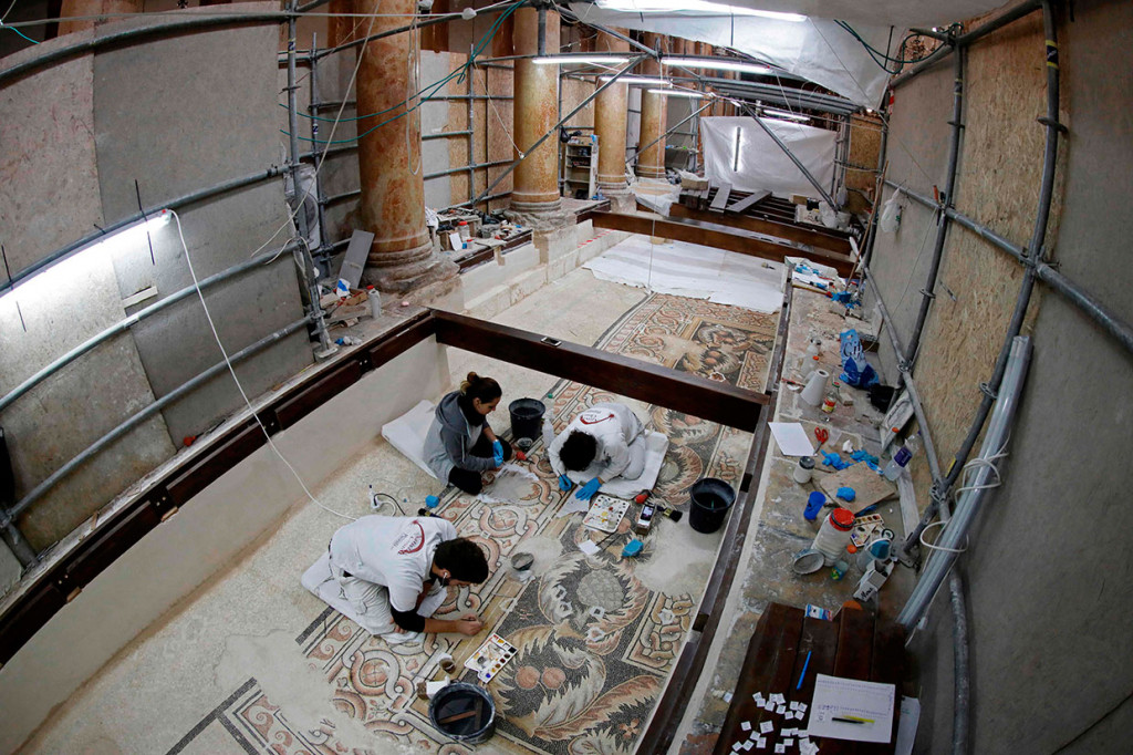 Para ahli bekerja keras membersihkan sekaligus memperbaiki fragmen yang masih utuh dari karya agung abad ke-12. Dibutuhkan sekitar 15 bulan untuk menampilkan mozaik seluas 125 meter persegi dari total 2.000 meter persegi yang terbuat dari emas dan kaca berkilauan.