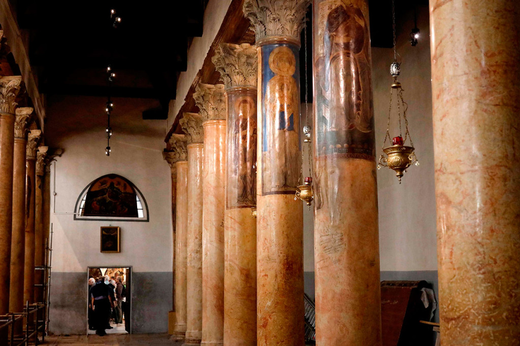 Sayangnya, sisa mozaik lainnya rusak akibat perang, gempa bumi, dan suhu lembab. Kini puing-puing mozaik yang dapat dipulihkan dinikmati pengunjung saat memasuki gereja tempat kelahiran Yesus di wilayah Tepi Barat, Kota Betlehem itu.