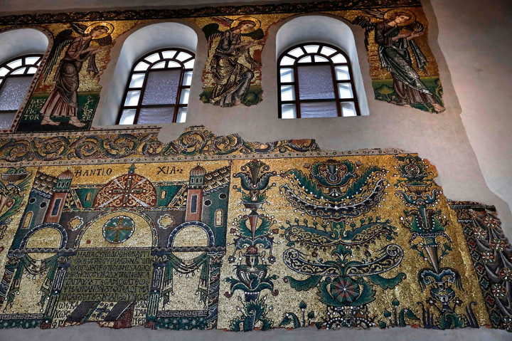 Sentuhan tangan dingin para ahli restorasi juga menyentuh di dinding bagian tengah gereja. Di sana, mereka memberikan sentuhan baru yang diambil dari karya akhir abad ke-12.