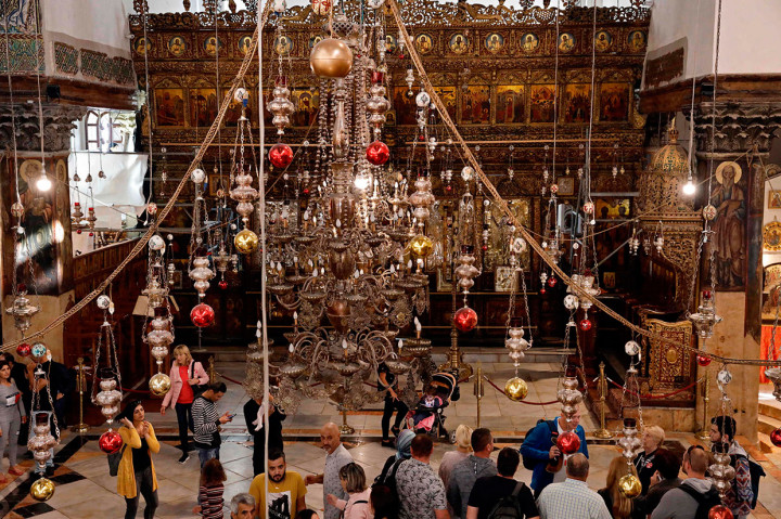 Pengunjung menikmati sisa-sisa mosaik di Gereja Nativity yang berhasil diselamatkan oleh para ilmuwan.