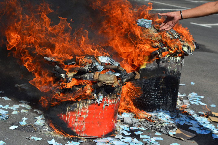 Petugas Dinas Kependudukan dan Catatan Sipil (Dukcapil) Kabupaten Tasikmalaya memusnahkan KTP elektronik yang rusak (invalid) di halaman Setda Kabupaten Tasikmalaya, Jawa Barat, Senin, 17 Desember 2018.