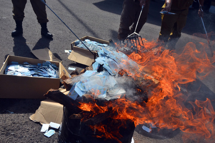 Sebanyak 16.159 keping KTP Elektronik dari tahun 2011 yang sudah invalid atau rusak dimusnahkan dengan cara dibakar untuk mengantisipasi penyalahgunaannya terutama menjelang Pemilu 2019.