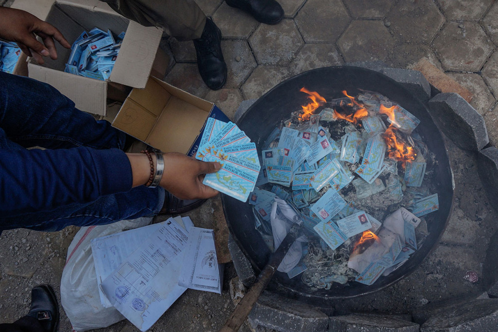 Pemusnahan KTP elektronik rusak (invalid) juga dilakukan di Pekalongan, Jateng. 