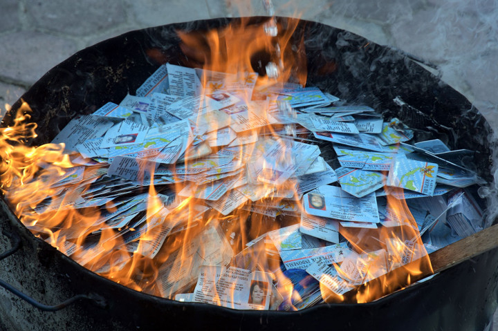 Pemkot Pekanbaru memusnahkan sebanyak 13.318 KTP elektronik dan KTP model lama yang rusak dan invalid, sesuai instruksi dari Menteri Dalam Negeri agar tidak terjadi prasangka buruk dan polemik penyalahgunaan untuk kepentingan tertentu.