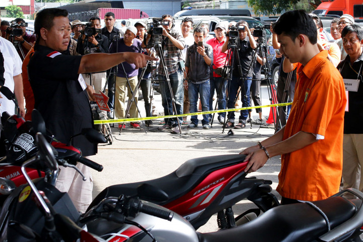Dalam rekonstruksi para tersangka memperagakan 20 adegan dimulai dari korban tiba di tempat kejadian perkara hingga terjadinya pengeroyokan.