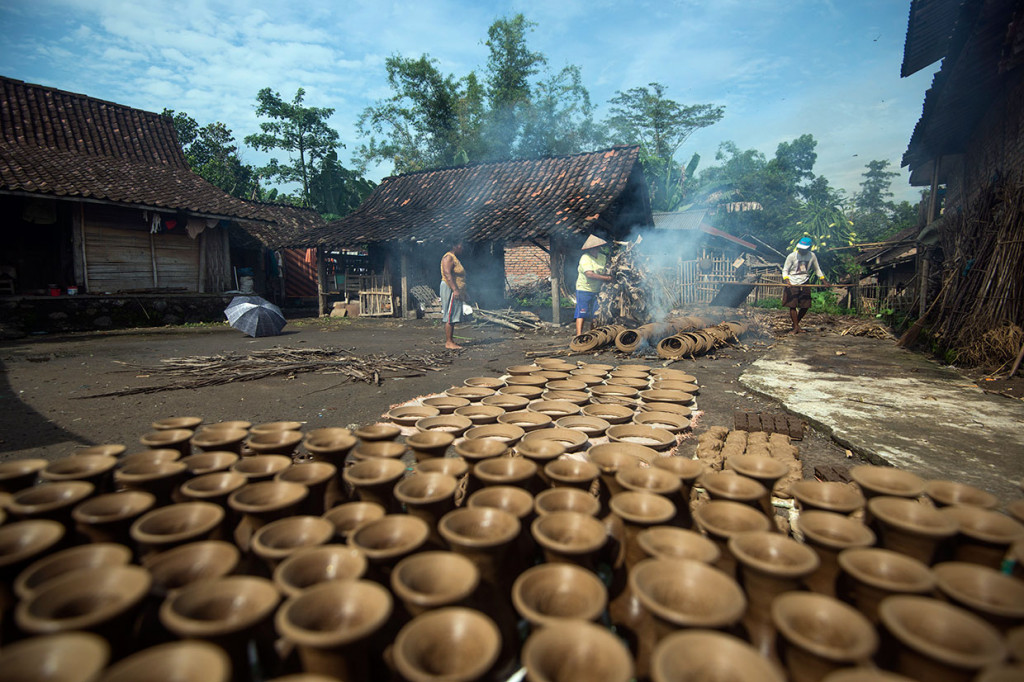 Mereka membakar gerabah dengan api yang berasal dari bebakaran dedaunan pohon pisang yang sudah mengering. Agar mendapatkan hasil yang maksimal merekapun berbagi tugas, ada yang berperan menaruh dedaunan pisang di antara gerabah, ada pula yang bertugas membuat angin dengan kipas yang terbuat dari anyaman bambu.