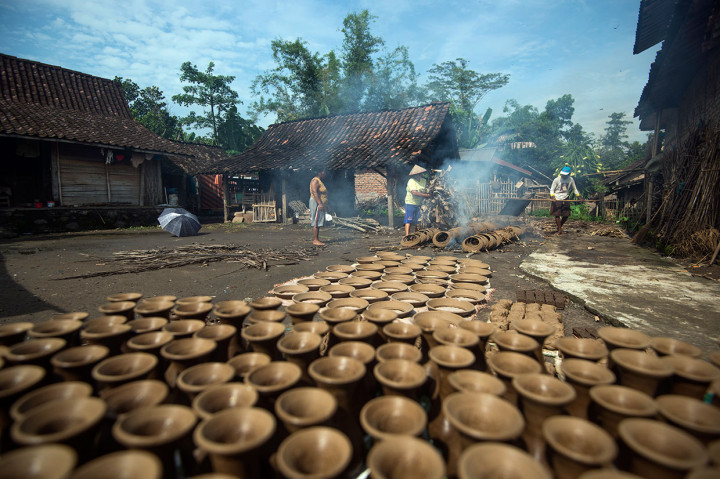 Mereka membakar gerabah dengan api yang berasal dari bebakaran dedaunan pohon pisang yang sudah mengering. Agar mendapatkan hasil yang maksimal merekapun berbagi tugas, ada yang berperan menaruh dedaunan pisang di antara gerabah, ada pula yang bertugas membuat angin dengan kipas yang terbuat dari anyaman bambu.