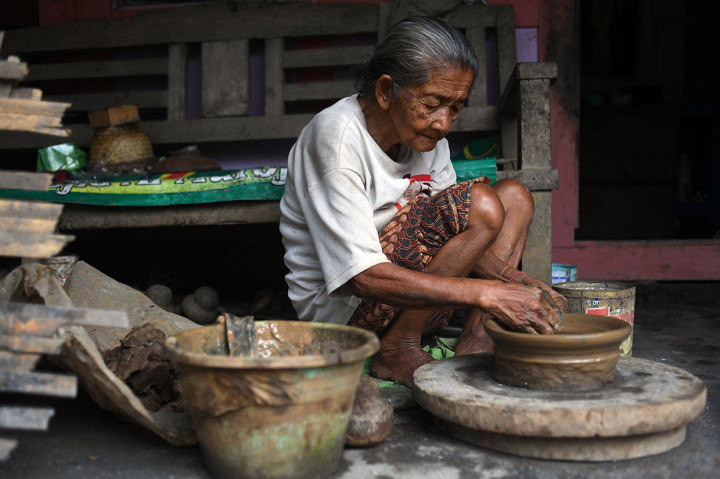 Ketua Kelompok Perajin Gerabah Bina Karya Dusun Klipoh Supoyo menuturkan, Klipoh berpenduduk sekitar 600 jiwa yang sebagian warganya berprofesi sebagai perajin gerabah.