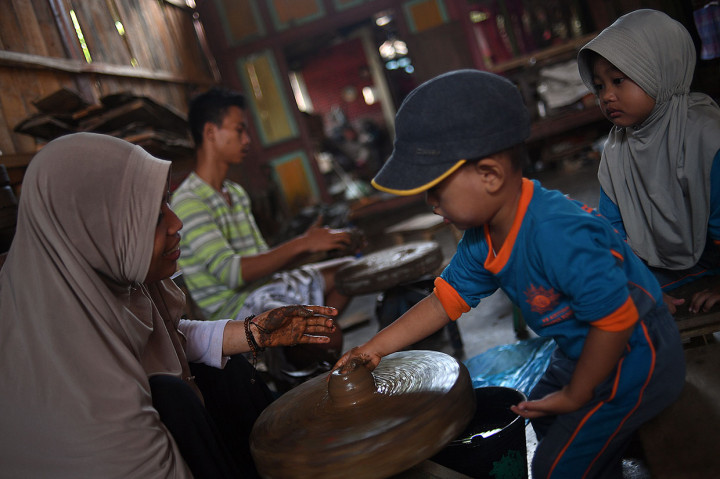 Sementara itu, guna mewujudkan kelestarian dan menggencarkan promosi kerajinan gerabah Klipoh, perajin pun membuka kesempatan bagi setiap orang untuk belajar membuat gerabah di Klipoh.