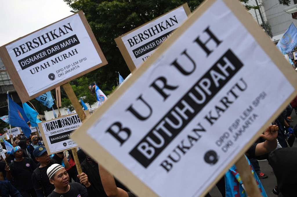 Massa membawa berbagai spanduk dan pamflet bernada protes terhadap UMP yang dianggap tidak layak memenuhi kebutuhan hidup di Ibu Kota.