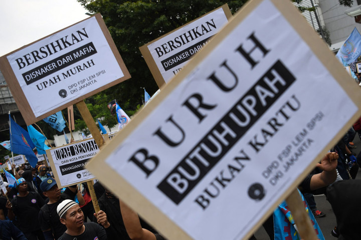 Massa membawa berbagai spanduk dan pamflet bernada protes terhadap UMP yang dianggap tidak layak memenuhi kebutuhan hidup di Ibu Kota.