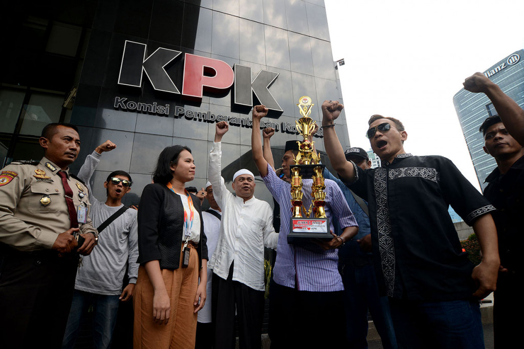 Warga yang tergabung dalam Presidium Rakyat Cianjur memberikan piala kepada perwakilan Humas Komisi Pemberantasan Korupsi (KPK) Brigitta Simbolon di gedung KPK, Jakarta, Selasa, 18 Desember. MI/Susanto