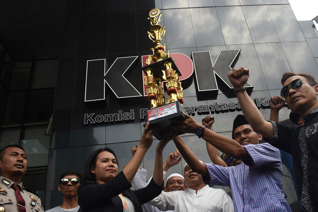 Pemberian piala tersebut sebagai bentuk penghargaan terkait operasi tangkap tangan Bupati Cianjur Irvan Rivano Muchtar oleh KPK. MI/Susanto