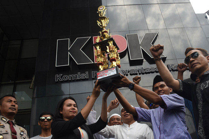 Pemberian piala tersebut sebagai bentuk penghargaan terkait operasi tangkap tangan Bupati Cianjur Irvan Rivano Muchtar oleh KPK. MI/Susanto