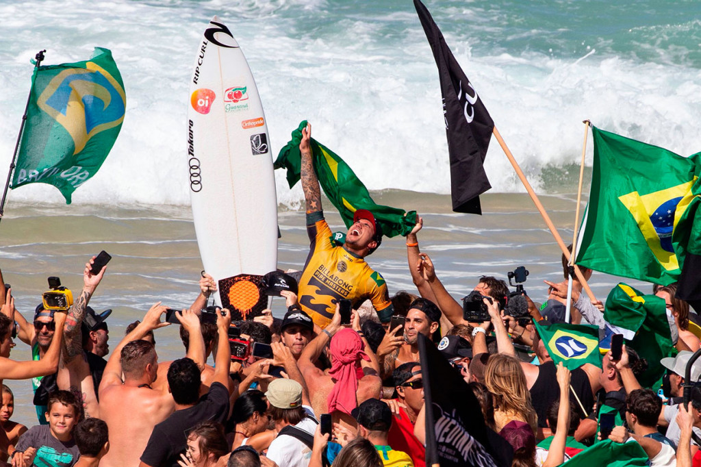 Peselancar Brasil Gabriel Medina meluapkan kegembiraannya usai menjadi Juara Dunia 2018 di pantai utara Oahu, Hawaii, Senin, 17 Desember 2018 waktu setempat.