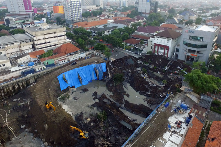 Foto aerial kondisi tanah ambles di Jalan Raya Gubeng, Surabaya, Jawa Timur, Rabu, 19 Desember 2018.